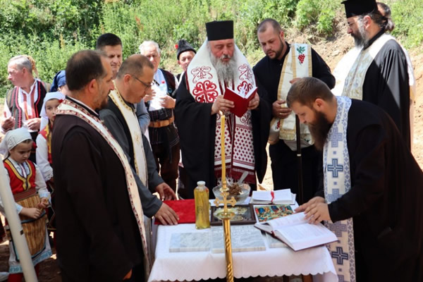 Епископот Делчевско-каменички г. Марко ги освети темелите на новата резиденција во Македонска Каменица